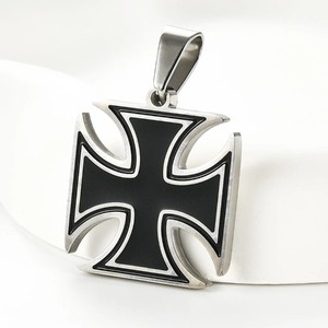 Nouveau Collier Pendentif Croix Rétro Créatif en Acier Inoxydable Chevalier Noir pour Hommes et Femmes, Chaîne Ras-de-cou Breloques Bijoux Chrétiens DIY Cadeaux - Product Image 1