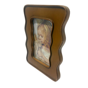 Cornice Vintage in Legno da Tavolo con Bordo Ondulato Scolpito, Perfetta per Foto di Famiglia e Decorazione Regalo - Product Image 1