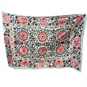 Colcha Tradicional Bordada a Mano, Diseño Floral Suzani Kantha, 100% Algodón No Tejido - Product Image 4