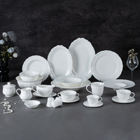 Assiette ovale en porcelaine fine blanche embossée, plat de service en céramique pour la restauration en gros