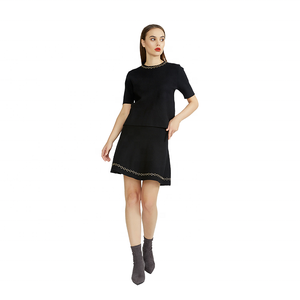 KD maglieria produttore personalizzato OEM ODM nero scollo tondo restringimento traspirante manica corta camicetta da donna gonna in maglia - Product Image 2