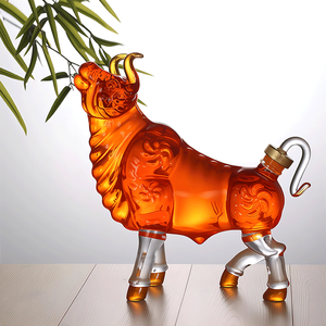 Bouteille à whisky, vin ou liqueur en verre borosilicate artisanal de 1000 ml en forme de taureau, carafe unique transparente en forme d'animal, cadeau, logo personnalisé - Product Image 1