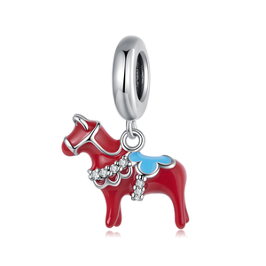 Breloque cheval rouge plaqué argent avec émail bleu et accents de cristal, pendentif animal mignon pour cadeau unisexe - Product Image 1