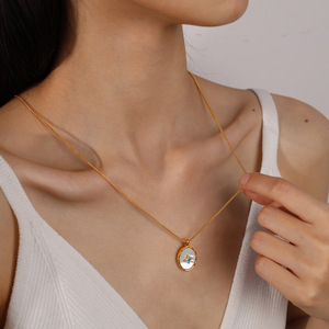 Collar con colgante redondo de nácar estilo europeo con incrustaciones de circonita, acero inoxidable, elegante para uso diario. - Product Image 4