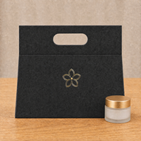 Boîte d'emballage cosmétique pliable personnalisée, carton cadeau carré recyclable avec poignée pour les ensembles de soins de la peau