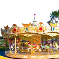 Manège de luxe intérieur/extérieur en forme de cheval avec structure en fibre de verre et métal, éclairage LED pour centres commerciaux et parcs d'attractions