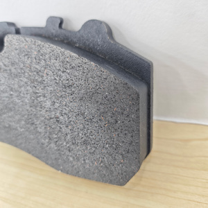 Plaquettes de frein semi-métalliques et peu métalliques NAO pour camions, bus, remorques et pièces de carrosserie pour MAN, DAF, BYD - Product Image 2