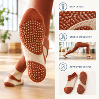 Chaussettes de yoga respirantes en maille, couleur crème rouille, avec blocs de couleur, antidérapantes, pour studio, ajustement flexible, couverture directionnelle, construction à bout plat