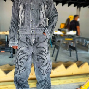 Ensemble deux pièces en jean vintage pour homme, fabriqué sur mesure, avec veste en jean et pantalon en jean effet vieilli et patchs - Product Image 2