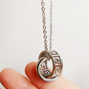 Collana Trendy con Ciondolo a Doppio Anello Intrecciato in Acciaio Inossidabile con Motivo a Chiave Greca, Gioielli che non si ossidano, per Donna - Product Image 1