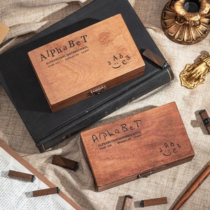 Kit de papeterie créative rétro : Boîte en bois avec lettres et chiffres, tampons décoratifs DIY, technique d'impression, design en forme de bande - Product Image 2