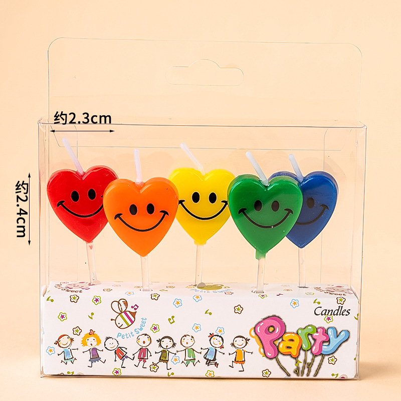 Bougies multicolores en forme de cœur de couleur foncée