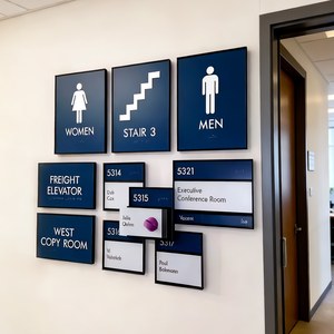 Plaque de <span class=keywords><strong>porte</strong></span> en aluminium au design moderne, autocollant 3M, signalétique de direction pour bâtiments, signalétique ADA, signalétique Braille - Product Image 1