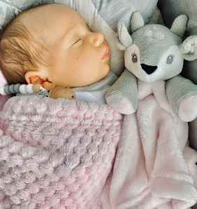 Cadeaux uniques pour bébé fille nouveau-né avec couverture en laine douce et adorables chaussons – Vente en gros de cadeaux pour futures mamans - Product Image 3