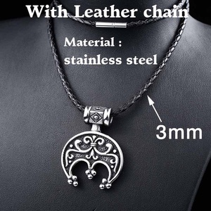 Colgante de acero inoxidable 316L, amuleto lunula eslavo vintage tallado con acabado antiguo, hipoalergénico, con cadena de cuero para hombre. - Product Image 3