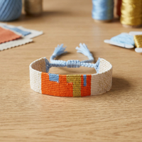 Pulsera Tejida a Mano de Algodón Sstringz, Color Blanco Marfil, Naranja, Dorado y Azul Cielo, Patrón Geométrico, Accesorio de Moda Ajustable