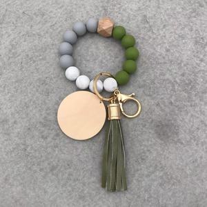 Meilleure vente 2022 : Bracelet <span class=keywords><strong>porte</strong></span>-clés en perles de silicone de qualité alimentaire, couleurs assorties, <span class=keywords><strong>avec</strong></span> <span class=keywords><strong>pompon</strong></span> et disque - Product Image 4