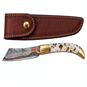 Cuchillo de caza de acero de Damasco con incrustaciones de cobre, mango de resina blanca y bolster de latón, funda de cuero personalizada - Para camping, combate, bricolaje - Product Image 1