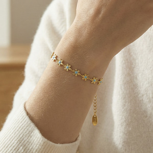 Delicada Pulsera de Oro con Flor de Cinco Pétalos en Esmalte Azul Claro - Product Image 3