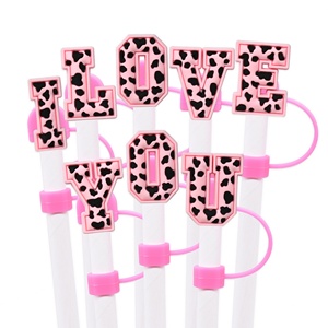 Tapón de silicona reutilizable de 10 mm personalizado con diseño de mezclilla y letras en inglés, accesorio decorativo para bebidas con clip de hebilla. - Product Image 4