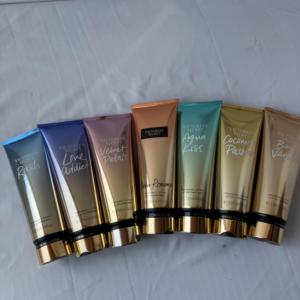 Lozione Corpo Profumata Agua Kiss Velnet Petels Love Spell Romance, Fragranza Femminile di Marca Victoria Secret - Product Image 4