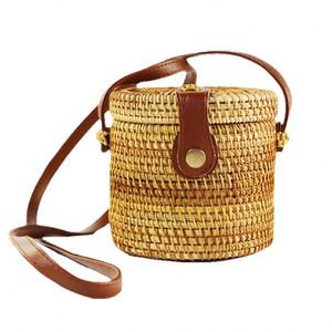 Vente en gros Sac à bandoulière tissé en paille Sac à main Vacances dames été Sac de plage Bali Rond Sac en rotin avec lanières en cuir - Product Image 1