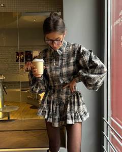 Conjunto de dos piezas de temperamento de nuevo estilo al por mayor 2025 para mujer con falda corta con borde de volantes y diseño a <span class=keywords><strong>cuadros</strong></span> de alta calidad - Product Image 4