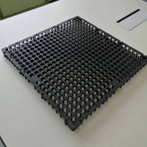 Celda de Drenaje Tipo Panal Ecológica y Resistente a la Corrosión de 20-30 mm para Techos Verdes, Césped Sintético para Campos de Fútbol y Pasto - Product Image 1