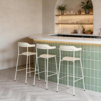 Chaise de bar haute moderne pour îlot de cuisine, style nordique, avec cadre métallique, accoudoirs et dossier – Vente en gros