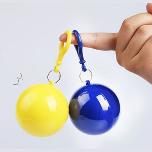 Poncho de Pluie Jetable en Forme de Boule Porte-clés Jaune Bleu pour Randonnée en Plein Air Voyage Adulte Universel en PE Utilisation Individuelle - Product Image 1