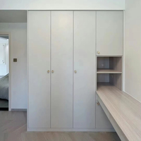 Armoire de chambre à coucher murale complète à portes battantes à panneaux plats, avec rangement supérieur multi-niveaux et miroir