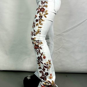กางเกงยีนส์ลายดอกไม้สำหรับผู้หญิง OEM กางเกงเดนิมปักลายตามสั่ง กางเกงลำลองทรงสกินนี่แบบซัก - Product Image 4