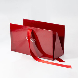 Caja de Regalo Cosmética Rígida Plegable Triangular Roja Creativa con Impresión de Logotipo de Marca Personalizada y Lazo de Cinta - Product Image 5