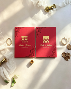 Op maat gemaakte gouden folie rode dubbelgevouwen huwelijksuitnodiging met dubbel gelukssymbool en bloemenprint, Chinese-westerse fusie huwelijksuitnodigingskaart - Product Image 2