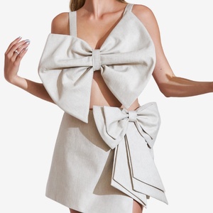Nouvel ensemble deux pièces OEM blanc sans manches avec découpes à la poitrine, nœud amincissant surdimensionné et short de soirée - Product Image 1