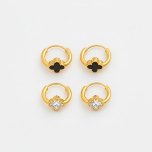 ต่างหูห่วงสแตนเลสสตีล 18k สีทองประดับโคลเวอร์ ดีเทลออนิกซ์สีดำ น้ำหนักเบา ดีไซน์หรูหรา เหมาะสำหรับใส่ทุกวันสำหรับผู้หญิง - Product Image 1