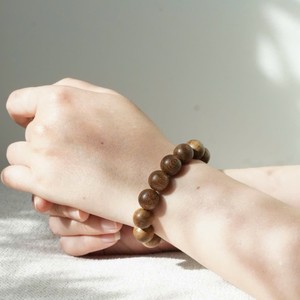 ลูกปัดไม้กฤษณาธรรมชาติรุ่นใหม่ ของขวัญแทนใจ สร้อยข้อมือไม้กฤษณา AL-T10-0002 สำหรับทุกเพศ ขนาด 10 มม. สีสันโดดเด่นจากเวียดนาม - Product Image 4