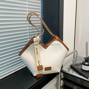 Sac à bandoulière léger et tendance pour femme, étanche IP56, avec fermeture éclair, capacité 1-1,9 L, design polyvalent et portable pour le shopping - Product Image 5