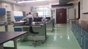 โต๊ะทํางานผลิตเคมีทำจากไม้เหล็กม้านั่งหินอ่อนหินแกรนิตเฟอร์นิเจอร์ห้องแล็ปพร้อมอ่างล้างจาน - Product Image 4