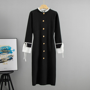 Robe pull en tricot pour femme Hepburn, manches longues, coupe ajustée, longueur mi-longue, avec poignets à volants et boutons sur le devant - Product Image 4