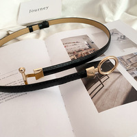 Ceinture fine et polyvalente en cuir pour femme avec boucle élastique dorée en métal – Accessoire de mode pour robe