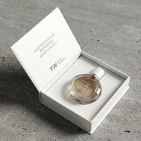 Boîte à parfum rigide de style livre blanc magnétique personnalisée avec insert ajusté pour présentation et emballage cadeau de parfum