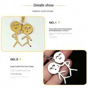 Divertido y parodista colgante para bolso de personaje de dibujos animados, llavero de acero inoxidable al por mayor con diseño de pareja de caras que se pellizcan y mecha de cerillas - Product Image 2