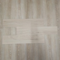 SPC-Bodenpaneel 6mm Klicksystem Helle Eiche Holzmaserung Wasserdichte Vinylplanken für Innenräume Gewerblich