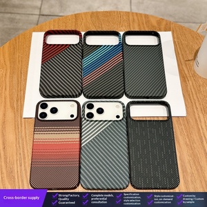 Coque de téléphone fine en PC rigide avec motif en fibre de carbone et chargement magnétique sans fil pour <span class=keywords><strong>iPhone</strong></span> 12 <span class=keywords><strong>13</strong></span> 14 15 16 <span class=keywords><strong>Pro</strong></span> Max 17 Air - Product Image 3