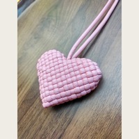 Breloque de sac en microfibre tissée à la main en forme de cœur, de haute qualité et en stock – Style frais et doux pour pendentifs BV et accessoires de couple