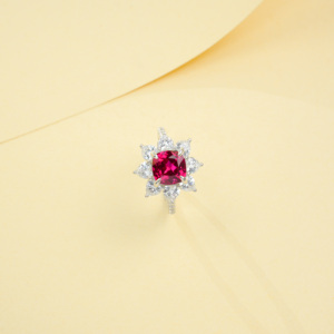 แหวนเงินแท้ 925 ประดับทับทิมสังเคราะห์ทรงคุชชั่น ล้อมเพชรลายดอกไม้ - Product Image 2