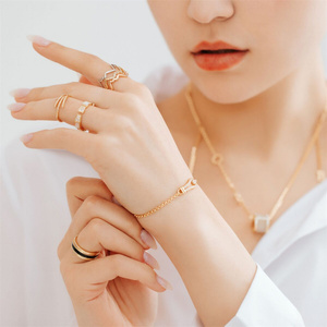 Pulsera de Doble Aro de Plata de Ley 925 CANNER Creative, Diseño Único, Cadena Cruzada Chapada en Oro de 18K, Pulsera con Circonita Cúbica - Product Image 5