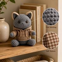 Peluche chaton stylée avec vêtements à capuche, style tricoté à la main au crochet, jouet en peluche chat cool