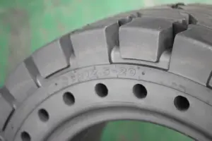Les pneus pleins professionnels de boeuf de dérapage de fabricant 36x125-20 36x12.5-20 avec le bon service après-vente